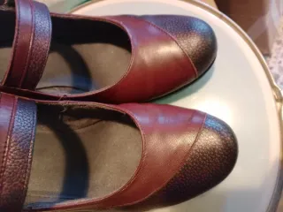 Zapatos de tacón rojos y negros