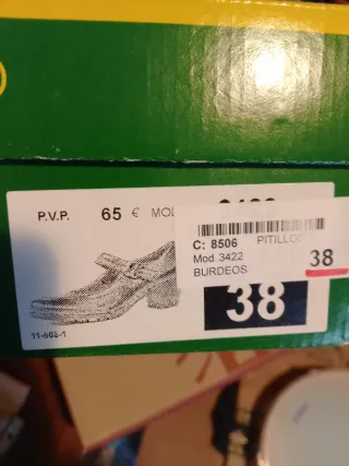 Zapatos de tacón rojos y negros