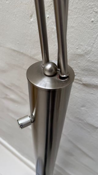 Lámpara de pie metálica diseño curvo con 3 brazos