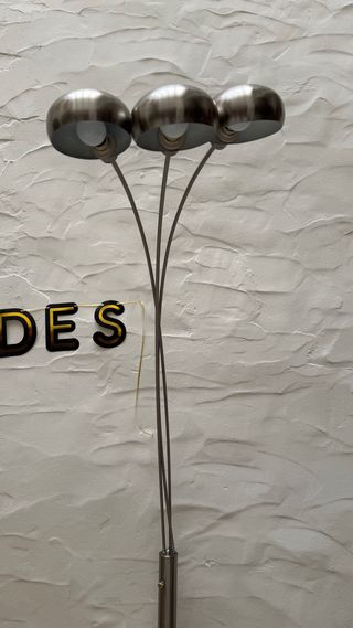 Lámpara de pie metálica diseño curvo con 3 brazos