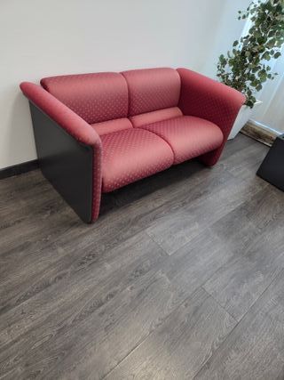 Sofá de 2 plazas rojo y negro