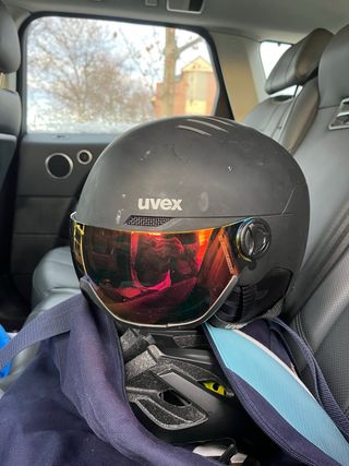 Casco de esquí Uvex con visor, buen estado