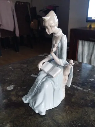 Figura Lladró Mujer Leyendo