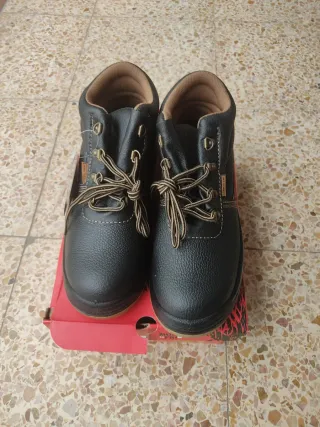 Botas de seguridad negras nuevas