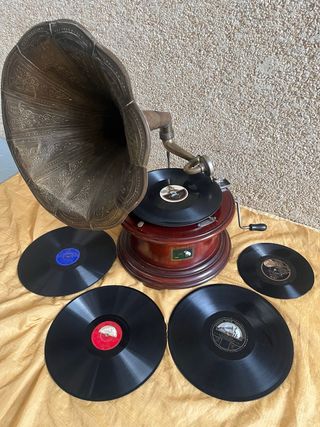 Gramola antigua con discos de pizarra