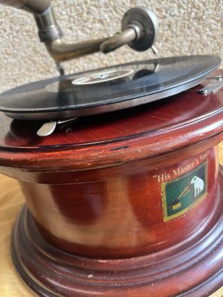 Gramola antigua con discos de pizarra