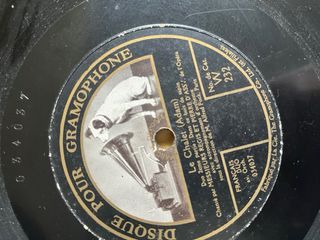 Gramola antigua con discos de pizarra