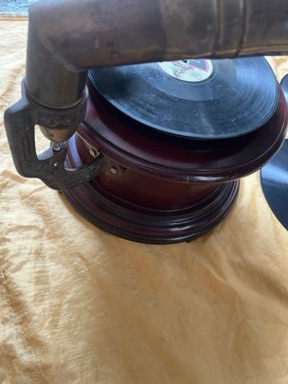 Gramola antigua con discos de pizarra
