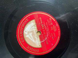 Gramola antigua con discos de pizarra