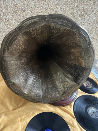 Gramola antigua con discos de pizarra