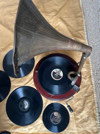 Gramola antigua con discos de pizarra