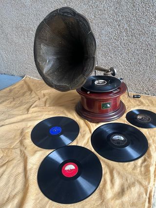 Gramola antigua con discos de pizarra