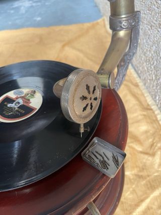 Gramola antigua con discos de pizarra