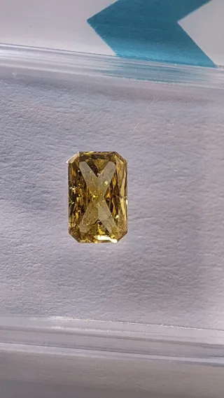 Diamante Fancy Intense Yellow