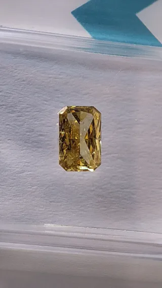 Diamante Fancy Intense Yellow