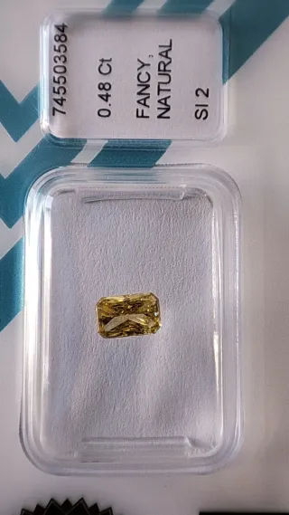 Diamante Fancy Intense Yellow