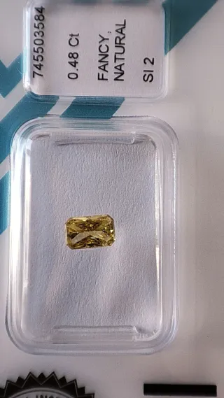 Diamante Fancy Intense Yellow