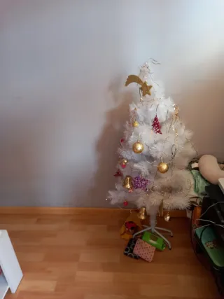 Árbol de Navidad Blanco con Adornos Dorados