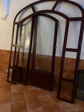Puertas  de aluminio con arco