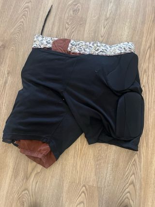 Pantalón R.E.D. con protecciones para hacer snob