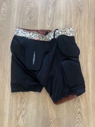 Pantalón R.E.D. con protecciones para hacer snob