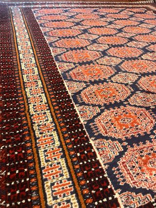 Alfombra antigua diseño geométrico