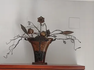 Jarrón metálico original marrón y dorado