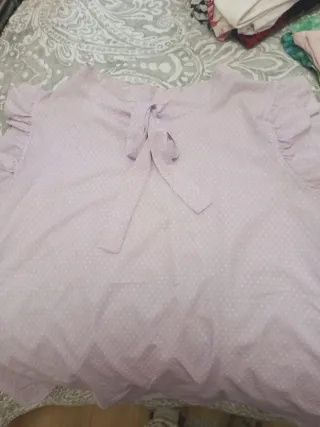 Top rojo asimétrico con manga abullonada