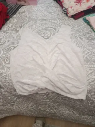 Top rojo asimétrico con manga abullonada