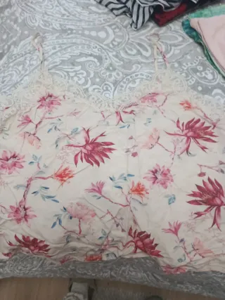 Top rojo asimétrico con manga abullonada