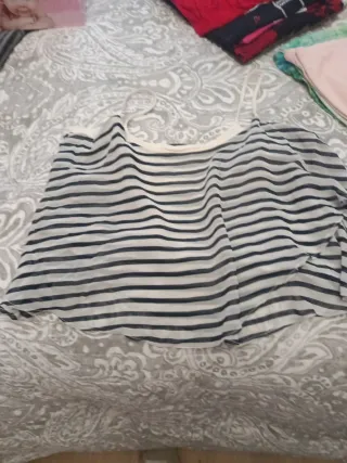 Top rojo asimétrico con manga abullonada