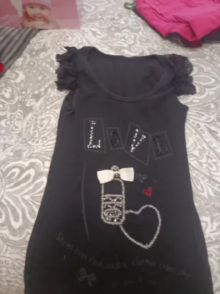 Top rojo asimétrico con manga abullonada