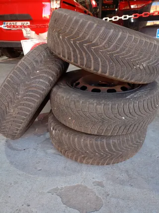 Neumáticos semi nuevos con tapacubos