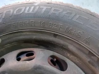 Neumáticos semi nuevos con tapacubos