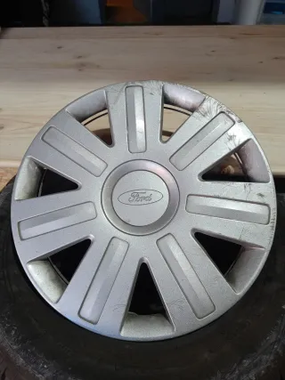 Neumáticos semi nuevos con tapacubos