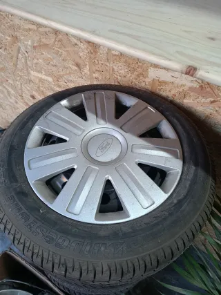 Neumáticos semi nuevos con tapacubos