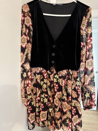 Vestido Zara floral con chaleco negro terciopelo