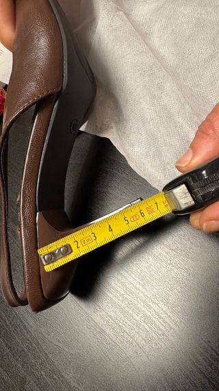 Tacones stiletto marrones brillantes