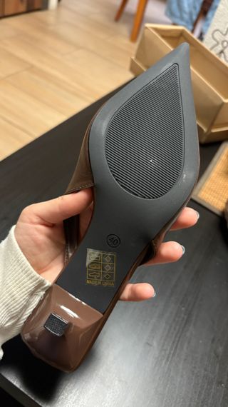 Tacones stiletto marrones brillantes