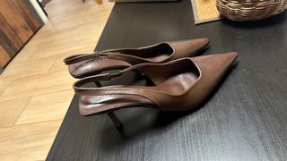 Tacones stiletto marrones brillantes