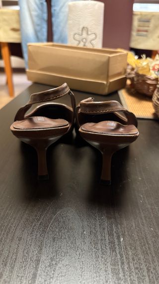 Tacones stiletto marrones brillantes