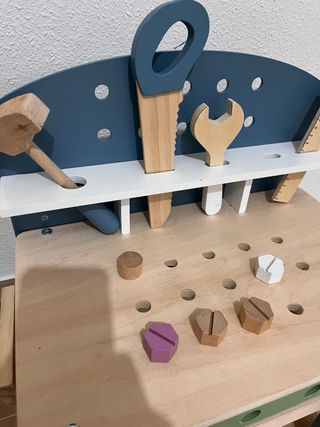 Mesa de herramientas de juguete de madera