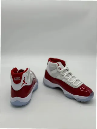 Jordan 11 Retro Cherry Talla 37.5