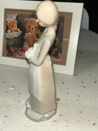 Statuetta contadina con colomba vintage