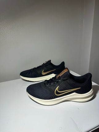 Zapatillas Nike Downshifter 11 Negro/Dorado