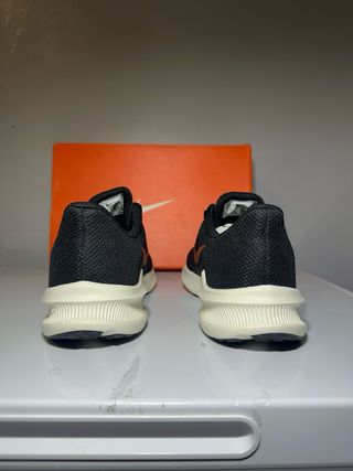 Zapatillas Nike Downshifter 11 Negro/Dorado