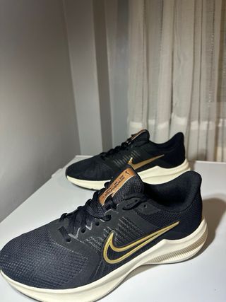 Zapatillas Nike Downshifter 11 Negro/Dorado