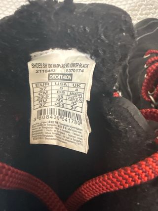 Botas de montaña Quechua negras y rojas.