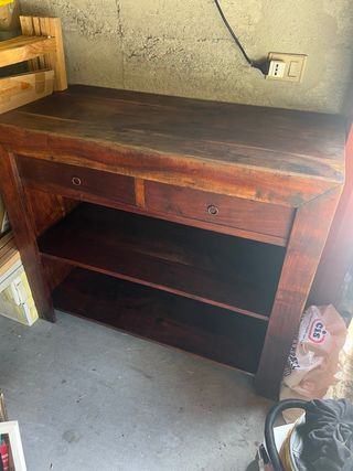 Mobiletto in legno scuro con cassetti