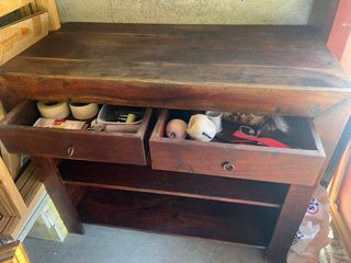 Mobiletto in legno scuro con cassetti